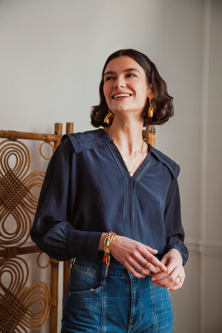 Navy blue blouse with jeans 2025